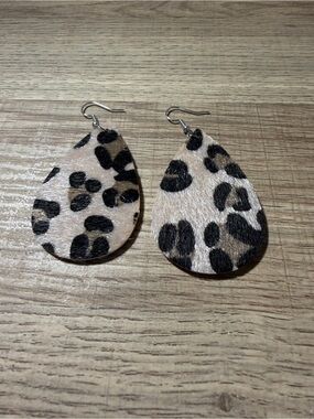 NWOT Source Unknown Leopard Print Teardrop Earrings - Black and Cream